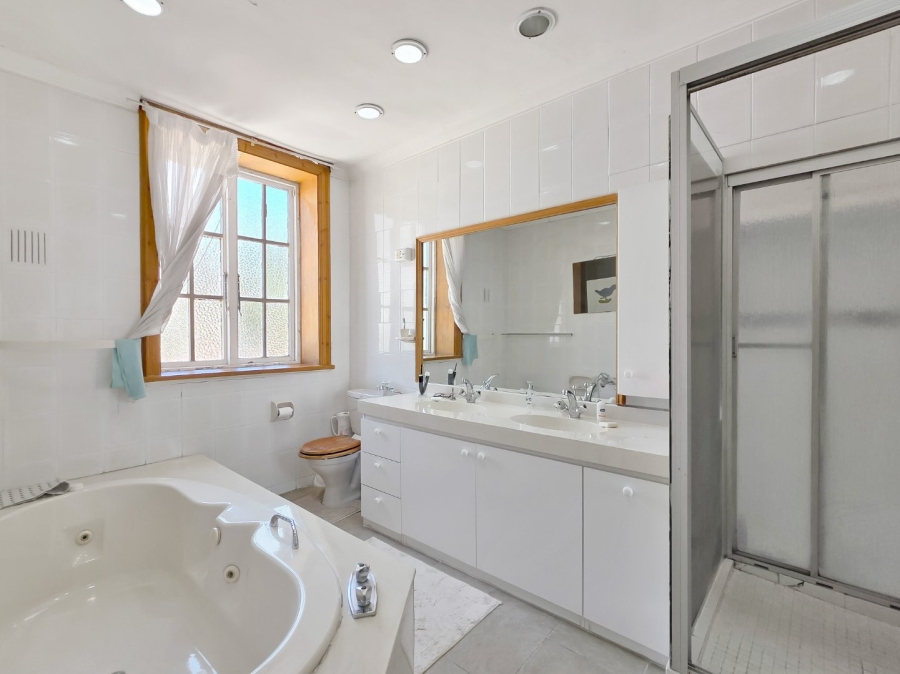 5 Bedroom Property for Sale in Fresnaye Western Cape